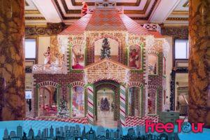 Fairmont Gingerbread 300x200 - Echa un vistazo a las mejores luces de Navidad de San Francisco