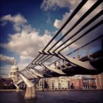 El Puente del Milenio (también conocido como el Puente Bamboleante) - ¿Destruido por los Agonizantes? El Puente del Milenio (también conocido como el Puente Bamboleante) - ¿Destruido por los Agonizantes?
